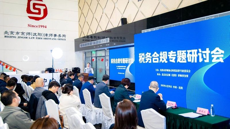 在选择建筑资质升级代办机构时，企业应关注以下几个方面：